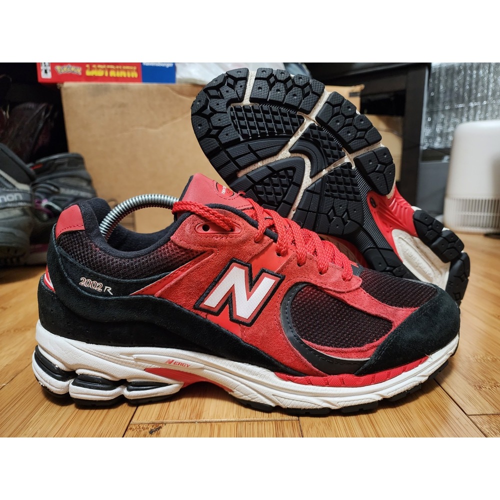 New Balance Men's 9 D True Red White Black Retro Sneaker 2002R Suede U2002RZA